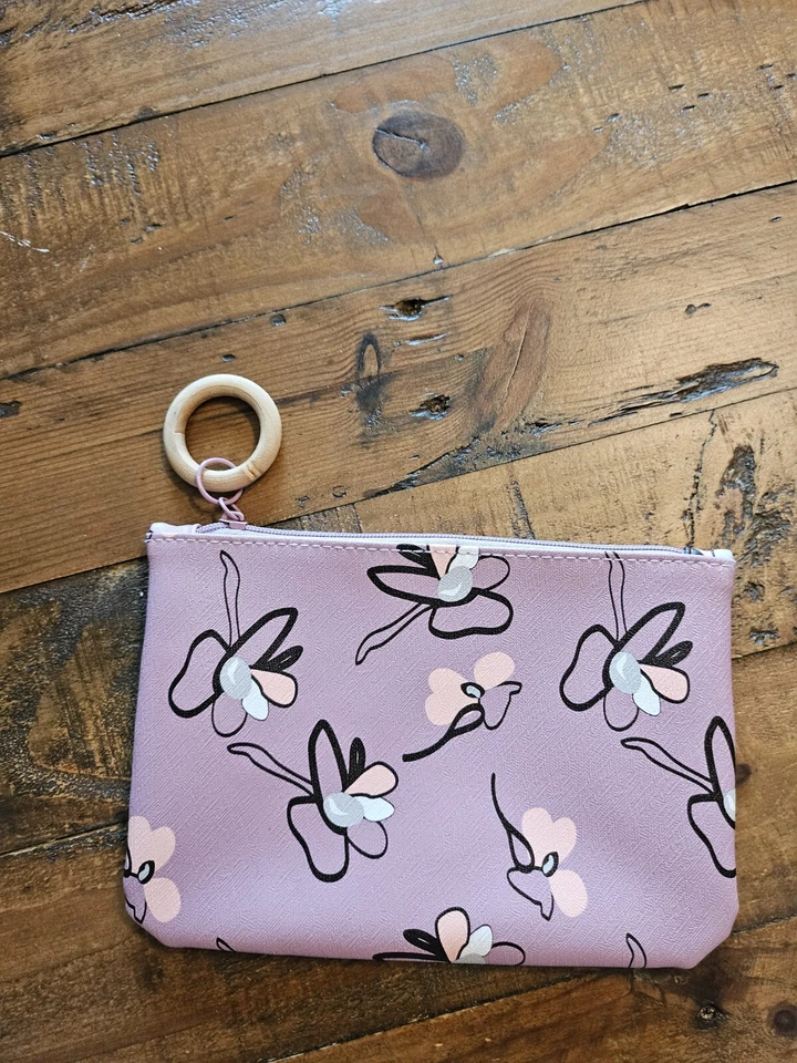 Bolsa de cosméticos Ipsy púrpura maquillaje floral glamour abril 2020 tirador de madera con cremallera Foto 2 de 3