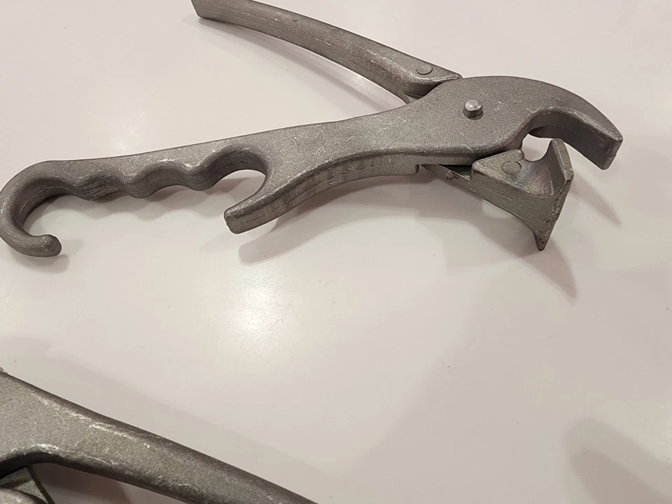 Pair Of Pizza Pan Gripper For Hot Pans Baking, Tongs. Free Shipping - Image 4 of 4