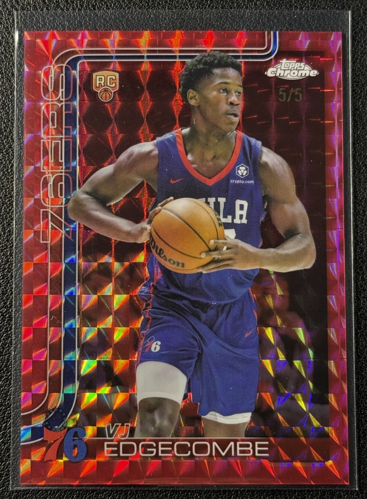 VJ EDGECOMBE 2025-26 TOPPS CHROME #253 GEOMETRIC RED REFRACTOR ROOKIE RC 5/5