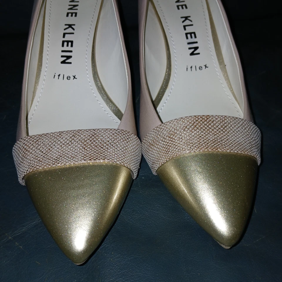 NUEVO Bomba Akferri Anne Klein iFlex Dorado y Beige Talla 8.5M Confort Acento León Foto 2 de 4
