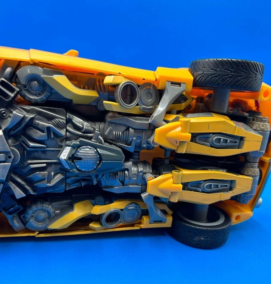 Transformers Leader Class Battle OPS Bumblebee - Metallic Finish Variant - Image 4 of 4