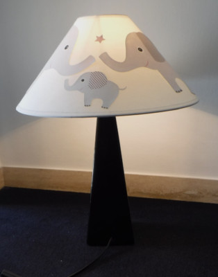 ROGO - Tischlampe mit Schirm- Kinder Motiv Elefanten - 50 cm hoch - Keramik Fuß