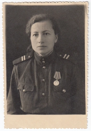 WWII WW2 Girl Woman Military uniform Medal Awards Soviet Red Army original photo