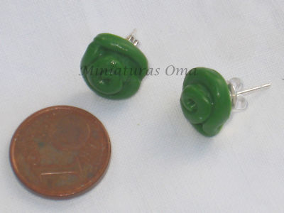 Pendientes de rosas verdes en fimo artesanía