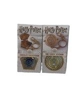 Pack de 2. The Noble Collection Harry Potter Rana Chocolate + Llavero Time Turner