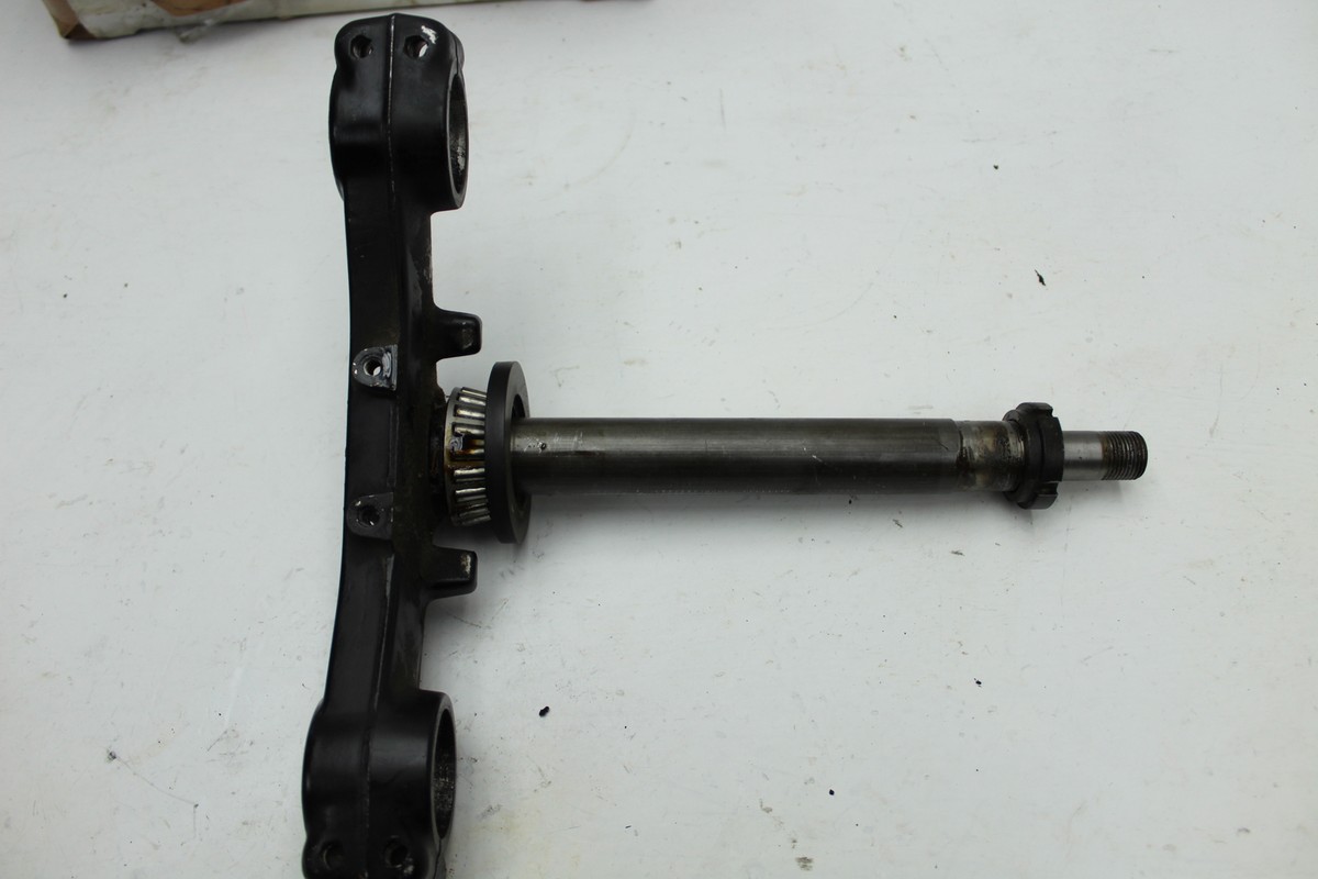 1985 KAWASAKI ZX750 GPZ (#422) TRIPLE TREE STEERING STEM FORK