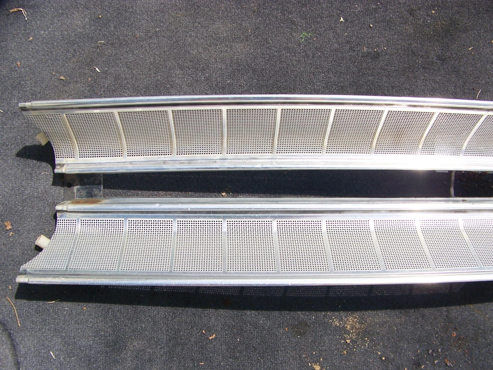 1971 PLYMOUTH FURY CUSTOM SUBURBAN STATION WAGON GRILL NICE OEM - Image 2 of 4