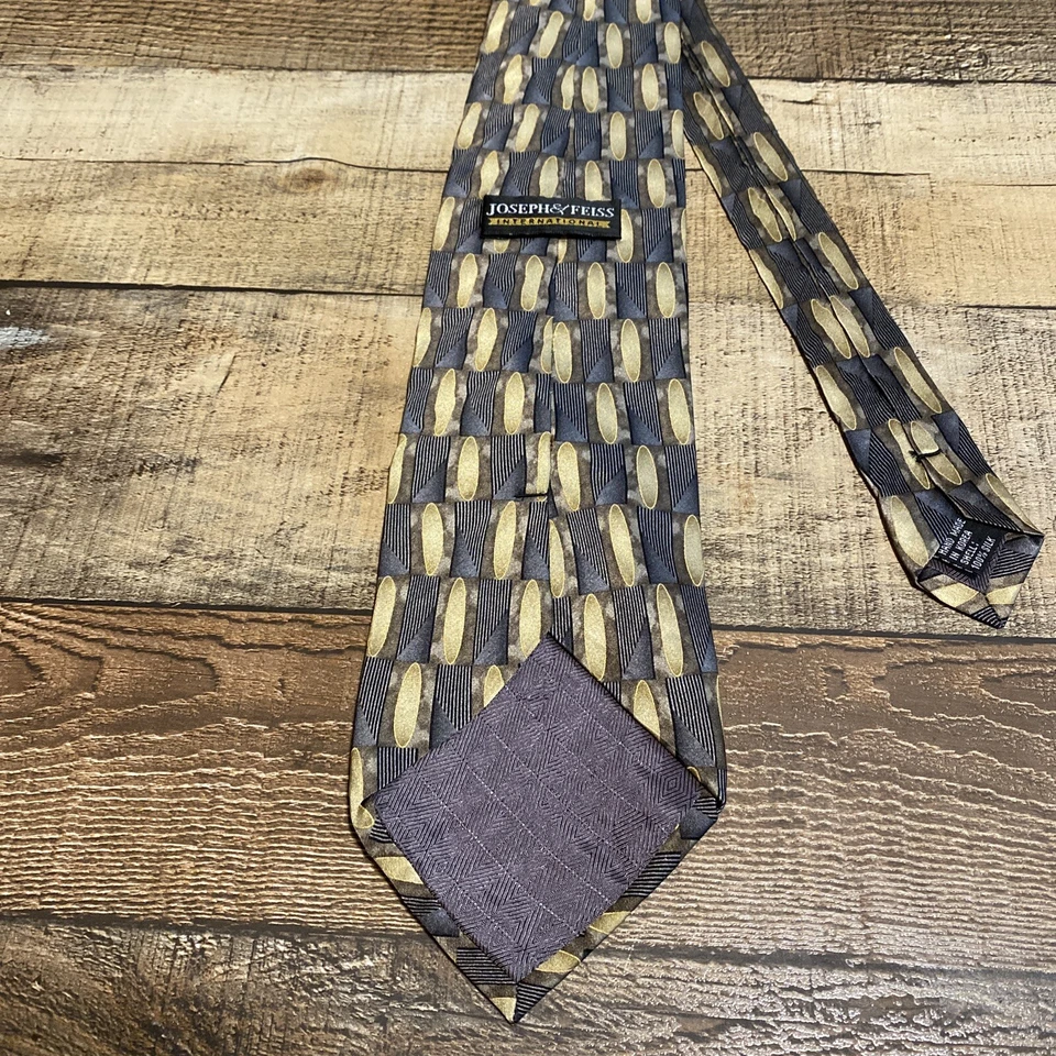 Corbata de seda geométrica Joseph & Feiss beige/verde - 60”x3,75” de largo Foto 2 de 4