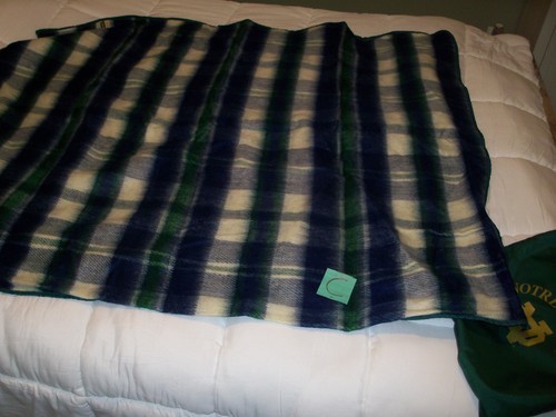 NOTRE DAME FIGHTING IRISH UNIVERSITY BLANKET THROW 50 X 60 W/ CARRYING TOTE BAG