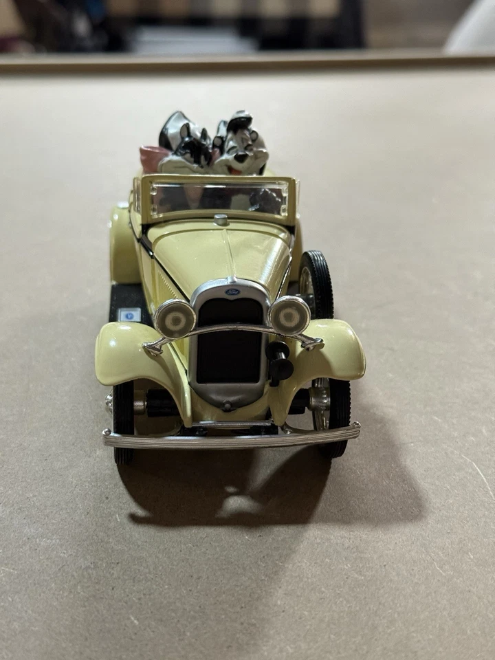 Carro fundido ERTL WB Warner Bros 1930 Ford modelo A Pepe Le Pew Penelope 1998 - Imagem 3 de 4