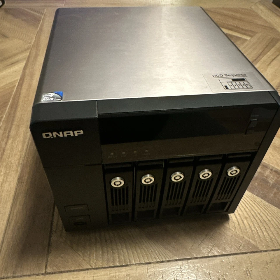 Almacenamiento conectado en red con cable de alimentación QNAP TS-659 Pro II,18 TB 6 bahías de discos Foto 3 de 4