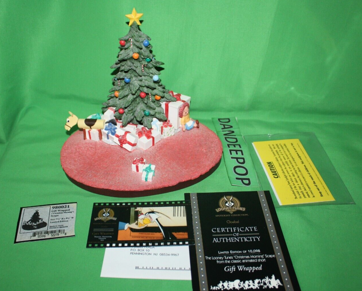 Looney Tunes Spotlight Collection Gift Wrapped Christmas Morning Goebel Ltd-image