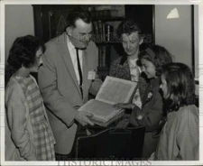 1963 Press Photo Students visit in home of Noah Webster - nee40621