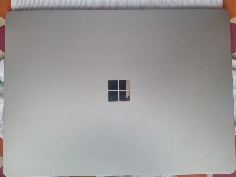 Microsoft Surface Laptop Touch - Core i5-8350 8th Gen. 8GB RAM 256GB SSD Win 11P - Image 2 of 3