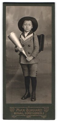 Fotografie Max Burchard, Buckau, junger Knabe mit Zuckertüte und Ranzen 