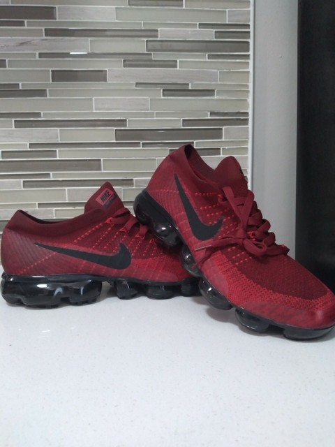 black dark team red vapormax