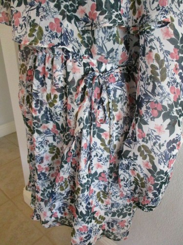 NUEVO CON ETIQUETAS BCBGeneration "WHISPER WHITE MULTI" VESTIDO CORTO, TÚNICA TOP HOMBRO FRÍO $98. - Imagen 4 de 10