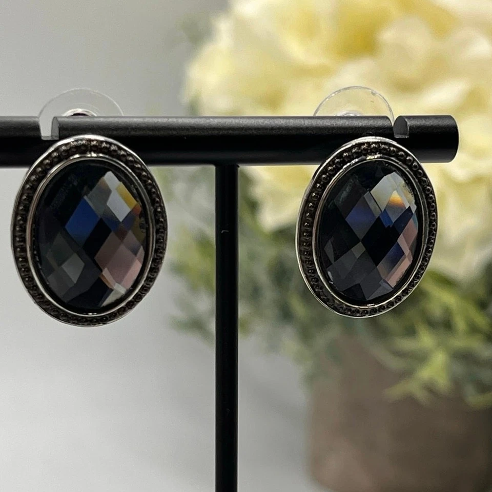 Pendientes KIRKS FOLLY Facetados Cuadros Ovalados Perforados Tono Plata 15/16" Foto 3 de 4