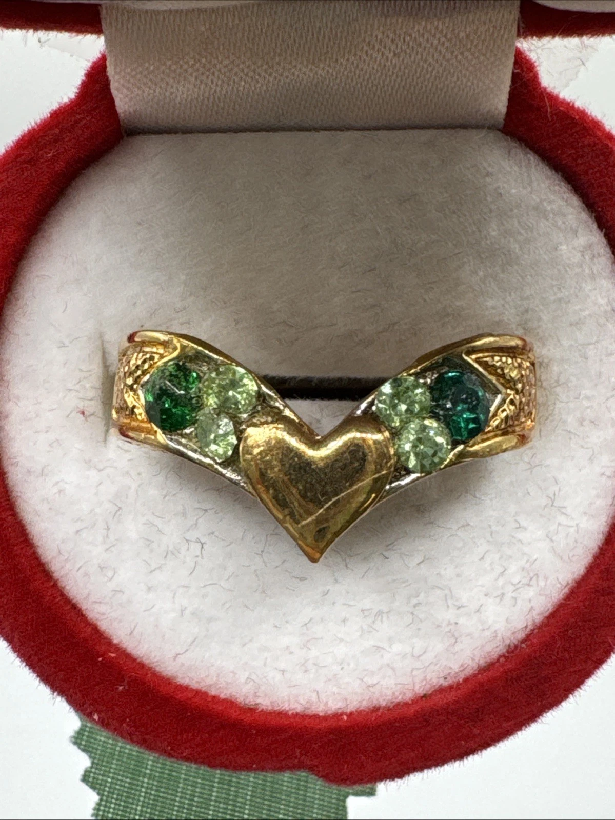 Bague vintage fantaisie cœur avec strass vert. Taille 57.