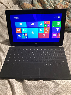 Microsoft Surface RT 32GB Wi-Fi Windows RT Tablet w/ Keyboard Black