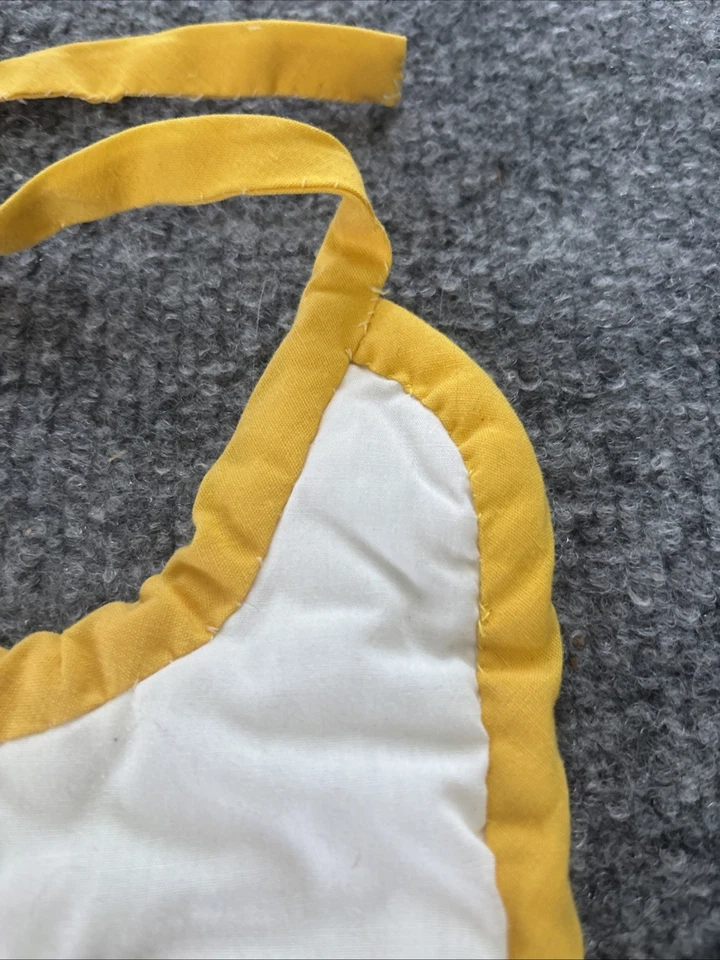 Babero bebé vintage cordero amarillo negro bordado punto de cruz acolchado gris Foto 3 de 4