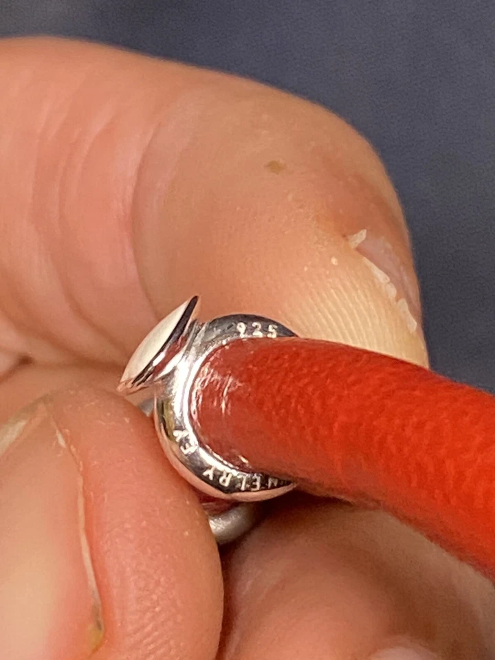 PULSERA ENVOLVENTE DE CUERO ROJO JOYERÍA INFINITA CON 2 DIJES 1 ES PLATA DE LEY 925 Foto 4 de 4