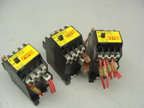 LOT OF 3 KLOCKNER MOELLER CONTACTORS DIL 08-31-NA 300VAC 10A COIL: 110/120V