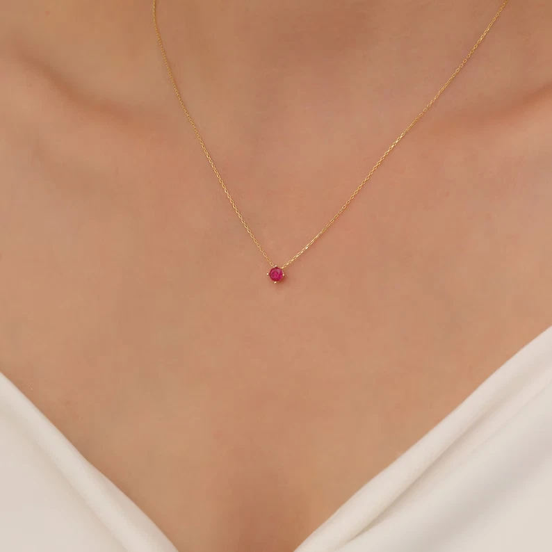 Pequeño collar y pendientes solitario redondo de rubí rosa día de la madre plata de ley Foto 4 de 4