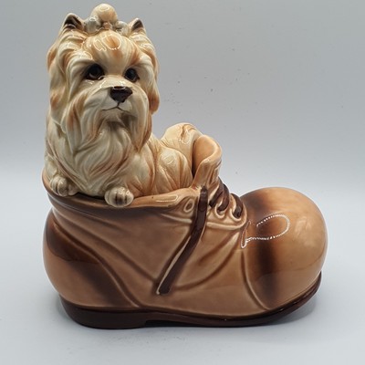 Vintage braune Keramik Arbeitsstiefel mit Shih Tzu Hundefigur