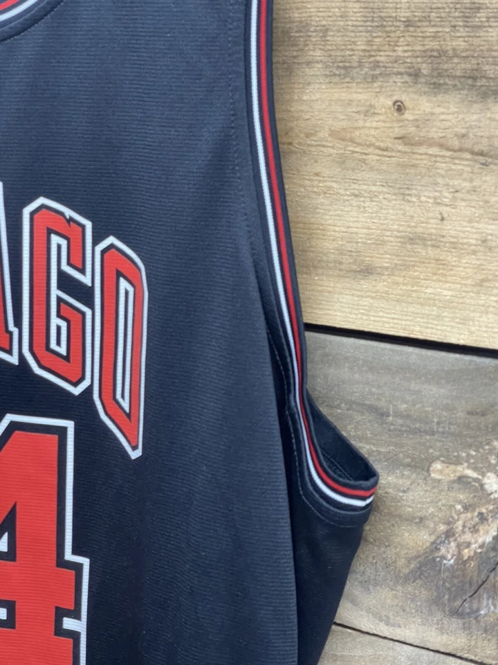 НОВАЯ МУЖСКАЯ ФУТБОЛКА FANATICS CHICAGO BULLS/24 «MARKKANEN» черная/красная NBA — XXL - Изображение 2 из 4