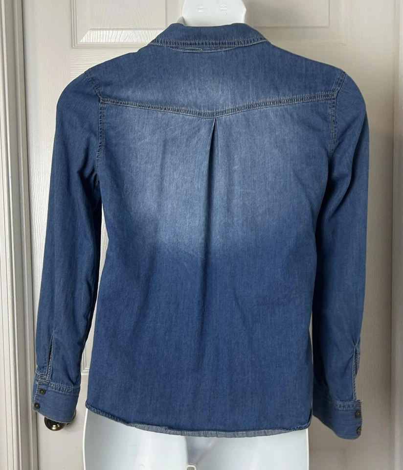 Camisa Mudd estilo ocidental feminina jeans azul média manga longa bolsos cravejados - Imagem 3 de 4