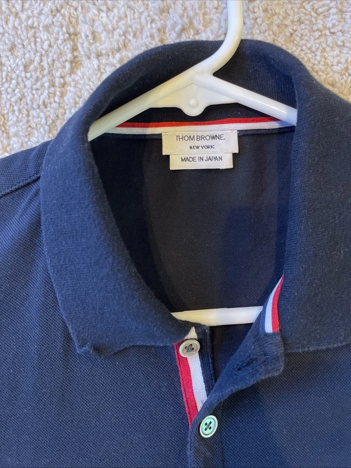 Camiseta Polo Thom Browne Talla 2 Mediana Piqué Azul Marino Mangas Cortas Hecha en Japón Foto 2 de 3