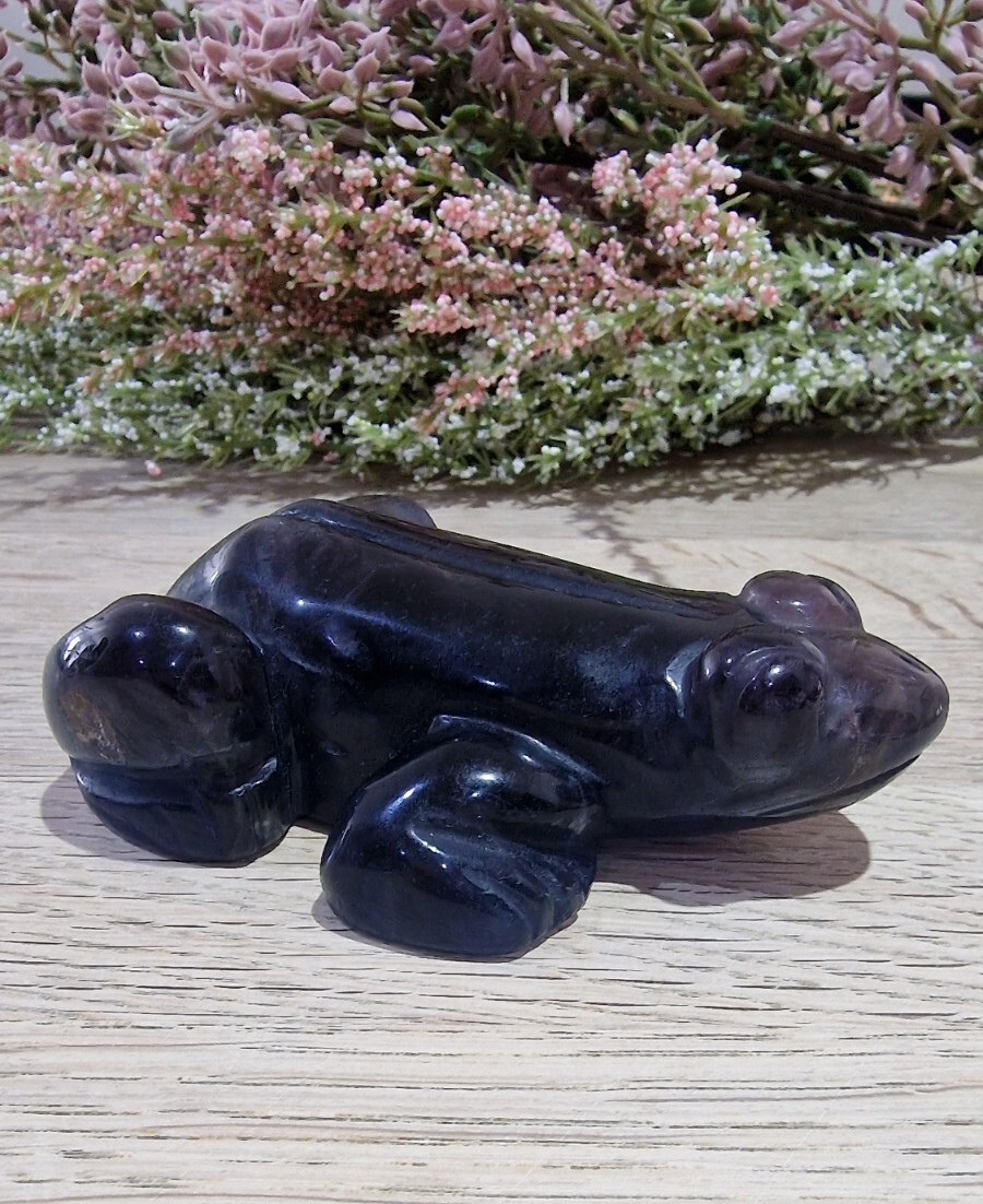 Talla de rana de cristal de fluorita azul y púrpura 311 g