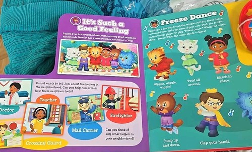 Daniel Tiger's Neighborhood Sing READING & Play Preschool WITH Cd Player - Picture 7 of 10