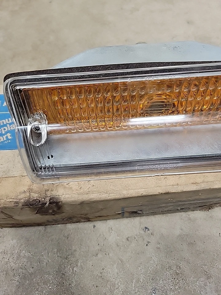Jeep FSJ Grand Wagoneer Cherokee J10 Turn Signal Parking Light Lense W/Fixture - Image 3 of 4