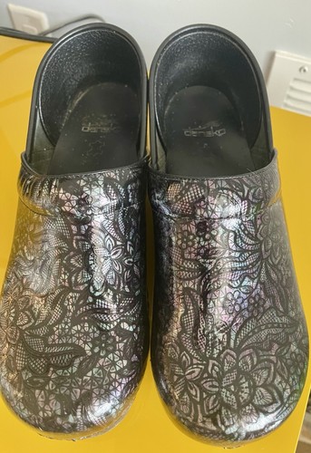 Dansko Professional Black Lace Clogs Women's 40 9.5 Iridescent Patent Leather