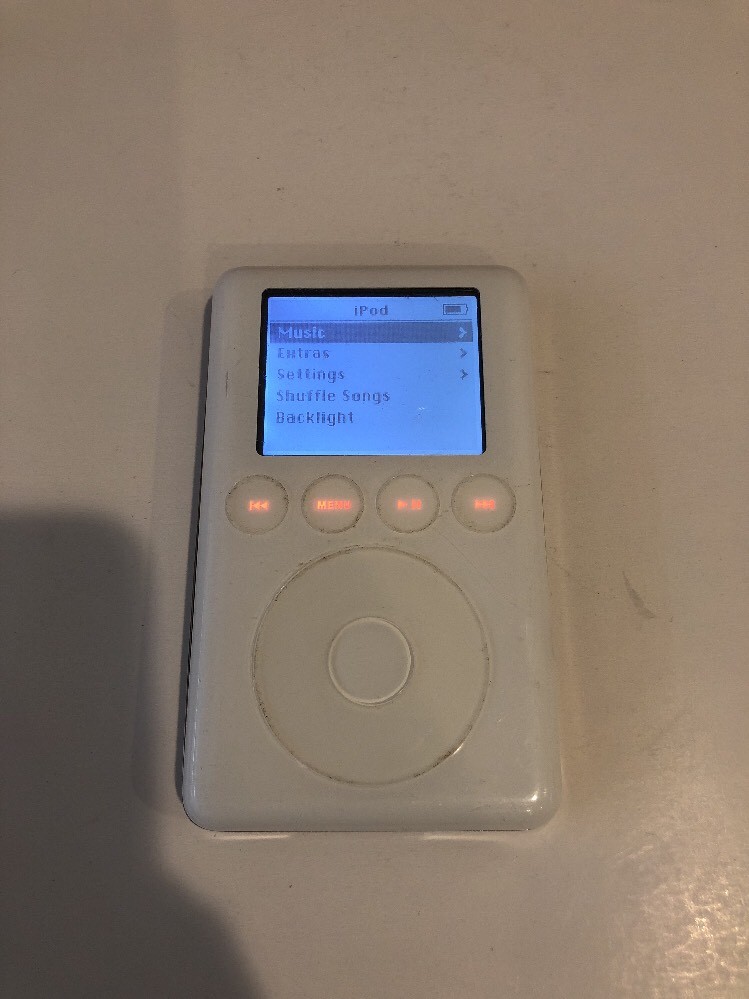 Apple iPod classic 3rd Generation White (10 GB) A1040 - Good Apple iPod classic 3rd Generation White (10 GB) A1040 - Good
