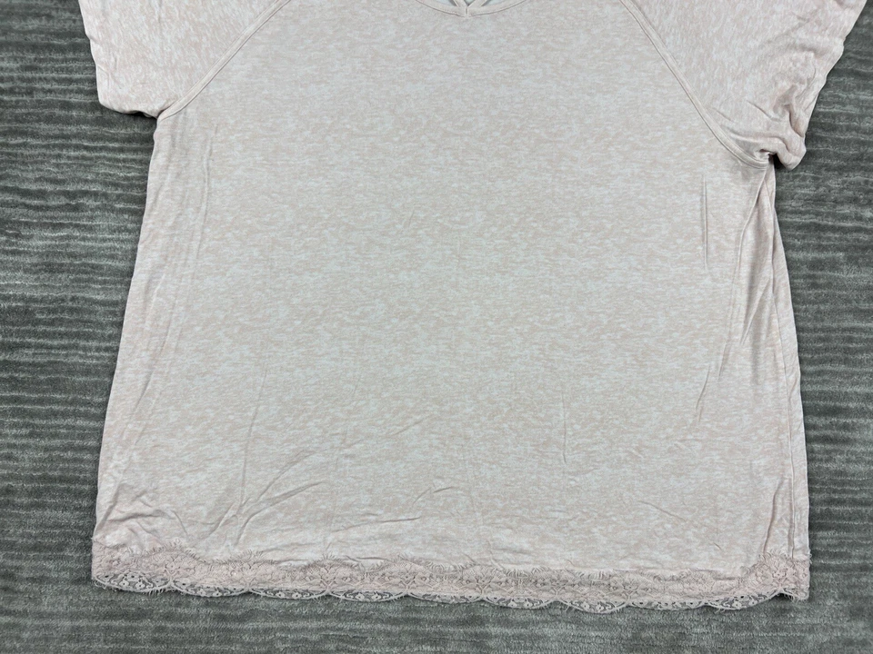 Camiseta Cato Est 1946 para mujer 18/2Ww rosa manga corta cuello en V dobladillo de encaje Foto 3 de 4