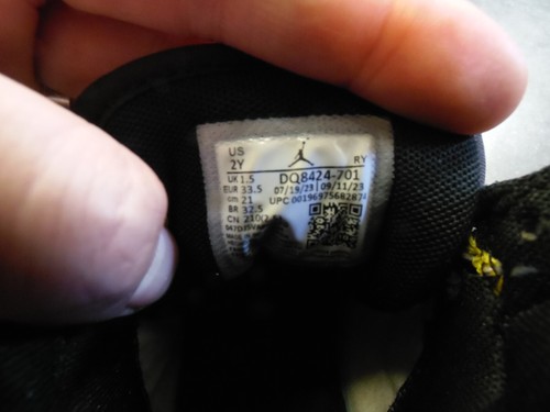 Nike Boys Air Jordan 1 Mid DQ8424-701 Yellow Basketball Shoes Sneakers Size 2Y - Picture 3 of 6