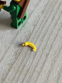 LEGO Castle Forestman Cas123a Minifigure With Yellow Feather Shield - 6103