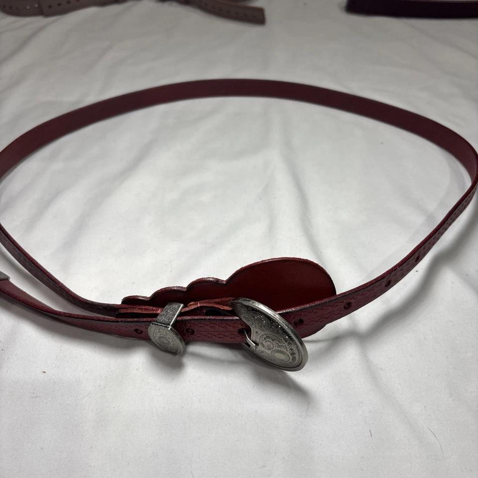 Cinturón ajustado rojo concho de cuero rojo Foto 2 de 4