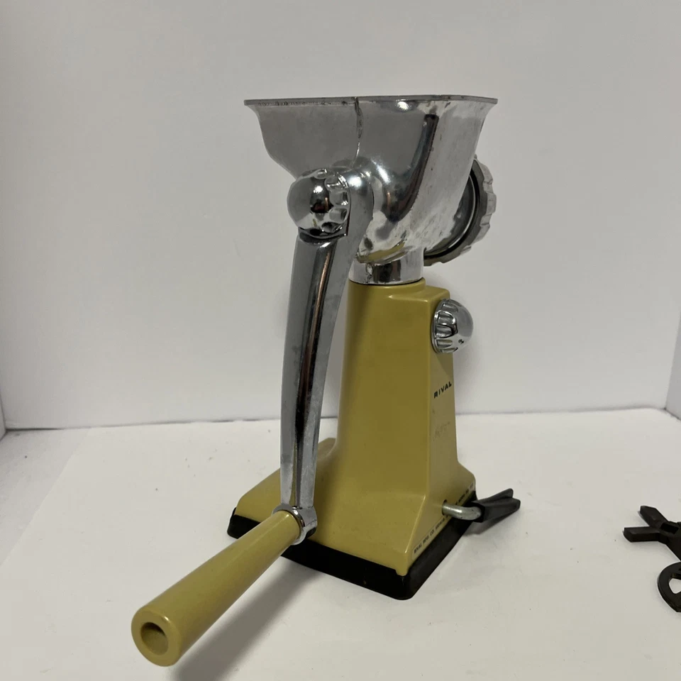 Moedor de carne/picador de alimentos vintage Grind-O-Mat Rival modelo 303 - Imagem 3 de 4