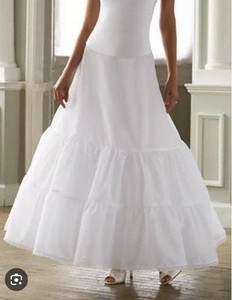 David’s Bridal White petticoat crinoline slip Under skirt style 603 size 6 Small