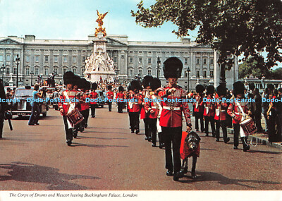 D081326 London. Das Korps der Trommeln und Maskottchen verlässt den Buckingham Palace. I.V.P