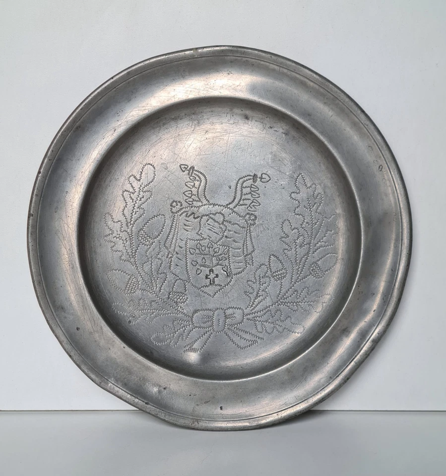 Ancienne assiette du 18ème en étain décor gravé de mariage ou blason daté 1777 - Photo 2/4