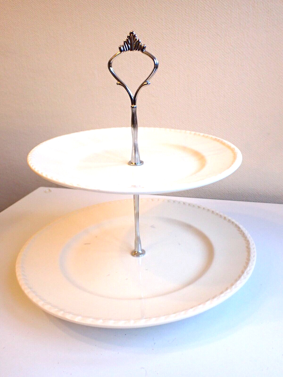 Vintage Etagere Stufengestell creme Porzellan Teller Landhausstil