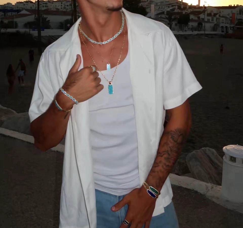 Este collar está hecho con aleación amarilla y chapado en oro de 18k Foto 2 de 2