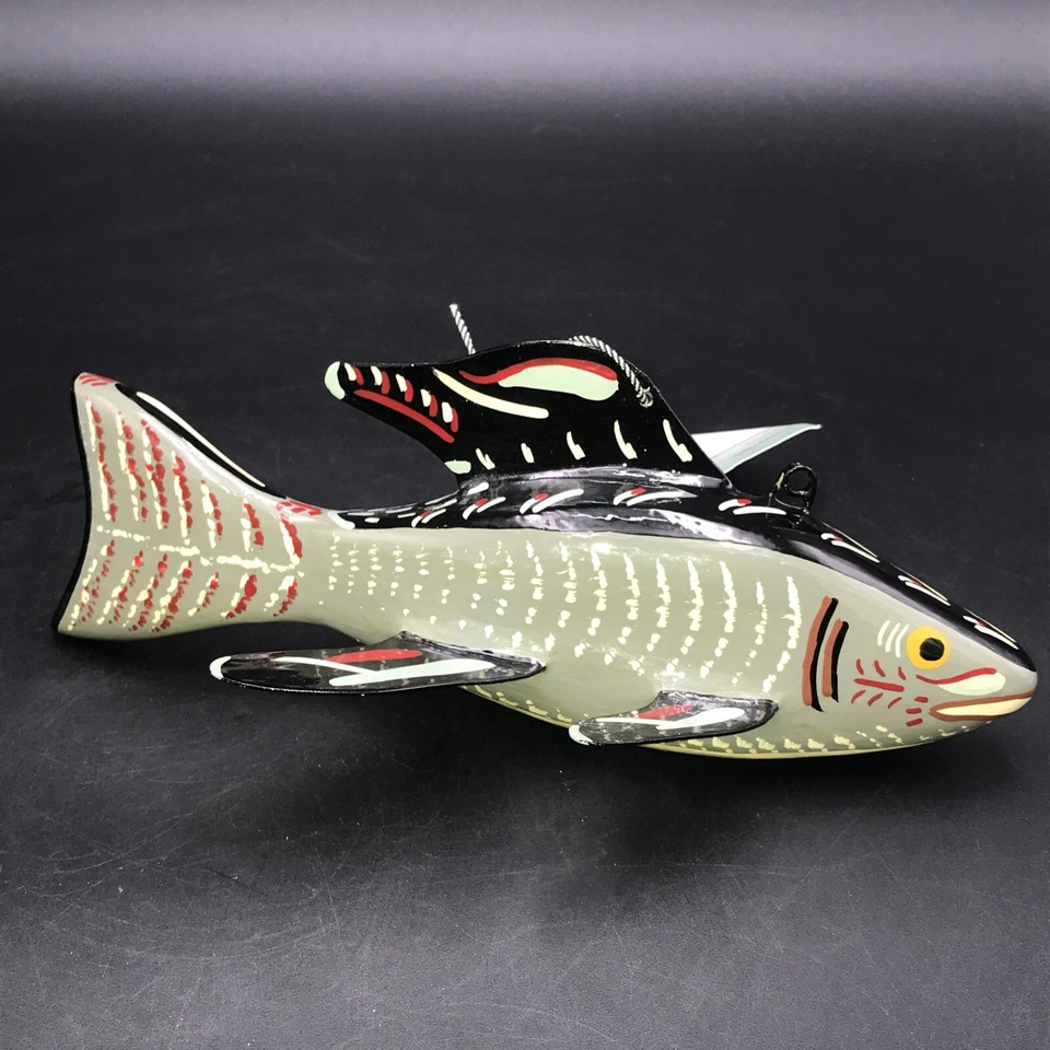 ПРИМАНКА ДЛЯ ЛОВЛИ РЫБЫ • ПРИМАНКА В НАРОДНОМ ИСКУССТВЕ •ПОДПИСАННАЯ • КОРЕНЬ ДЭННИ • 2013 • МЕДВЕДЬ ЛАРРИ. - Изображение 4 из 4