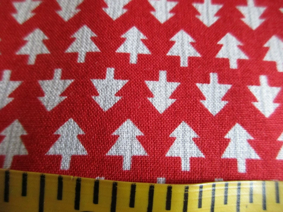 Nueva tela de algodón de 1 yarda acogedores árboles grises sobre estampados Wilmington rojos Foto 2 de 3