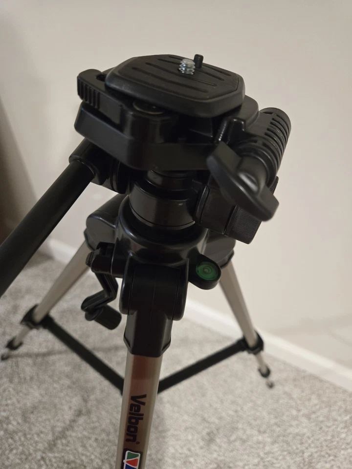 VELBON 7000 CAMERA TRIPOD 21”-47” Adjustable Height With Level Bubble 3way Head - Image 3 of 4